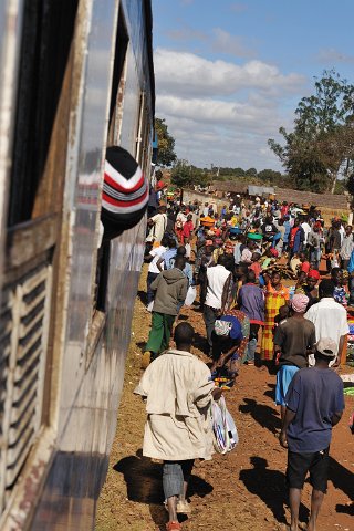 _610000-F2010___10709 Mozambique, train Nampula-Cuemba 360km, 12 heures, vendeurs (ses) de gare