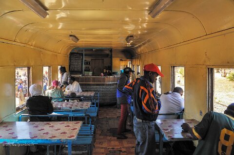 _617000-F2010___10748 Mozambique, train Nampula-Cuemba, l'autre coté du wagon restaurant, qui ouvre 1 h après le départ