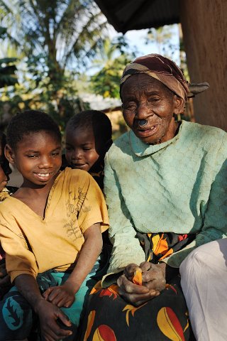 _199200-F2010___8071 Mozambique, pays Makonde, Muidumbe, femmes avec insigne makonde sur la lèvre et marques traditionnelles sur les joues.