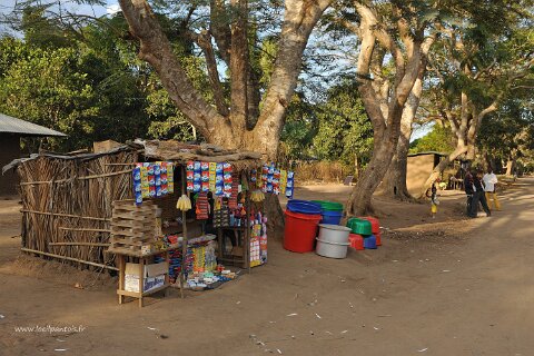 _213500-F2010___8035 Mozambique, pays Makonde, Muidumbe, boutique