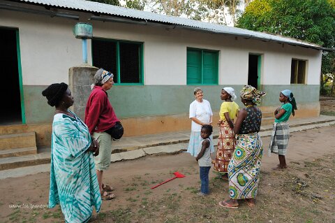 _216100-F2010___8046 Mozambique, pays Makonde, Muidumbe, école maternelle privée, mission San Nangolodo,180 élèves, institutrices préparant l'école avant la rentrée avec la soeur...