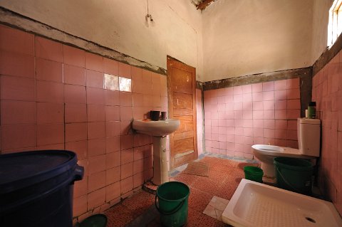 _229300-F2010___8219 Mozambique, pays Makonde, Muidumbe, salle de bain de la pension