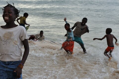 _403000-F2010___9512 Mozambique, Pemba, jeux d'enfants autour des restes de la baleine