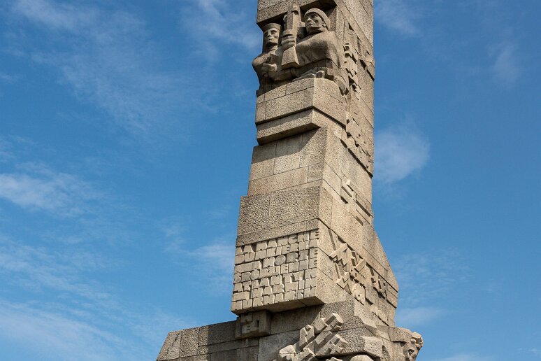 DSC_3476 Westerplatte, monument à la resistance polonaise, en forme de poignée d'épée plantée dans le sol, 1968