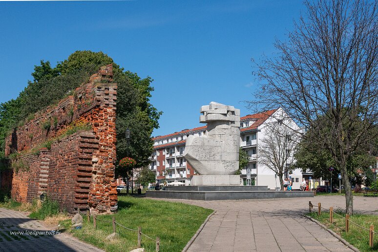 DSC_3605 Monument aux polonais morts pour le rattachement de Gdansk à la Pologne dans les camps allemands en 1939-1945. monument érigé en 1969