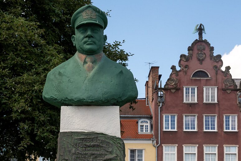 DSC_3628 Buste de Tadeusz Ziolkowski (1886-1940), commandant des pilotes du port de Gdansk en 1939, il fut arrêté pour avoir refusé de faire entrer un croiseur allemand...