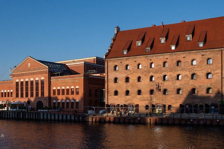 DSC_3208 Le bâtiment de la philharmonique ,à côté d'un ancien grenier du XVIIe s transformé en hötel Krolewski
