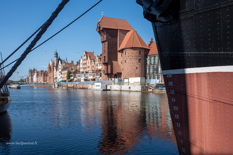 DSC_3584 Grue médiévale de Gdansk devant le minéralier soldek