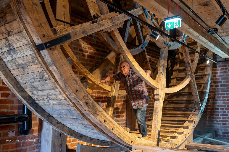 DSC_3646 Grue médiévale de Gdansk, deux tympans assurent le mouvement, ou plus exactement quelques animaux ou humains assurent le mouvement des tympans