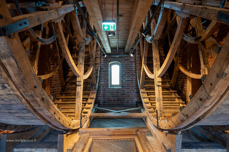 DSC_3647 Grue médiévale de Gdansk, deux tympans assurent le mouvement, soit lever à 27m une charge de 2t avec un seul tympan, soit une charge de 4t à 11m avec les deux...