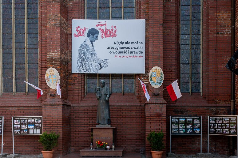 DSC_3220 Monument à Jean Paul II contre l'église Ste Brigitte et citation du père Popieluszko (assassiné par la police politique en 1984) :