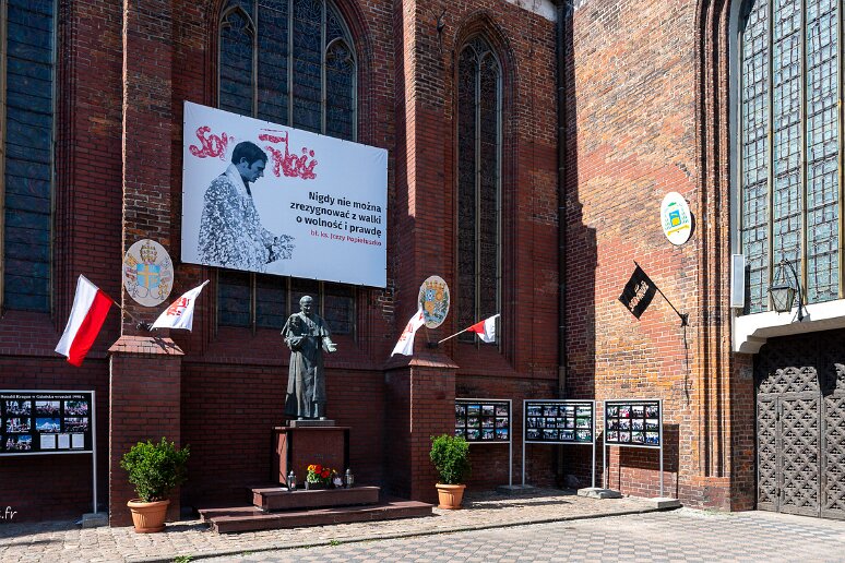 DSC_3387 Monument à Jean Paul II contre l'église Ste Brigitte et citation du père Popieluszko (assassiné par la police politique en 1984) :