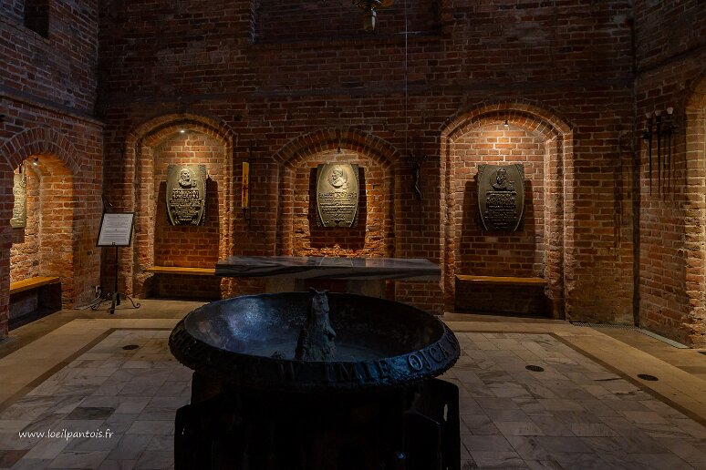 DSC_3394 Basilique Ste Brigitte, le baptistère. Au mur les plaques commémoratives de Jean Paul II, Cardinal Wyszynski et évêque Nowicki et épitaphes aux soldats...