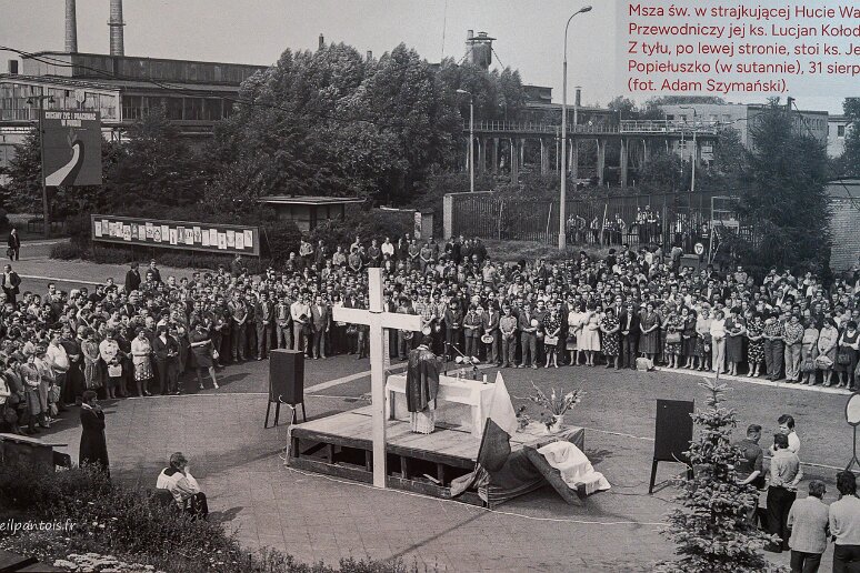 DSC_3396 Photo messe dans les acièries en grève de Varsovie le 31 aout 1980.. Le prêtre en soutane, en bas à gauche est le père Georges Popieluszko