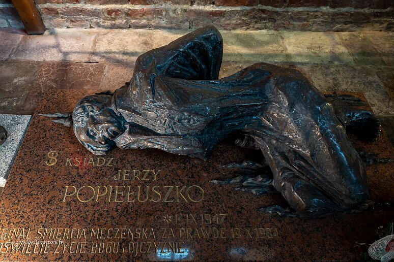DSC_3403 Eglise Ste Brigitte, Chapelle de la solidarité, Au sol, sculpture du Père Georges Popieluszko, réalisé een 1985