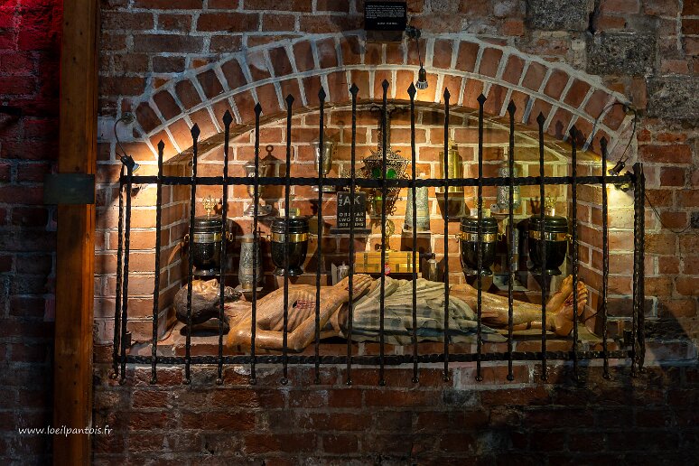 DSC_3405 Eglise Ste Brigitte, Chapelle de la solidarité provenant des chantiers navals de Gdansk après les grèves d'aout 1980, mai et aout 1988. Au dessus de la statue...