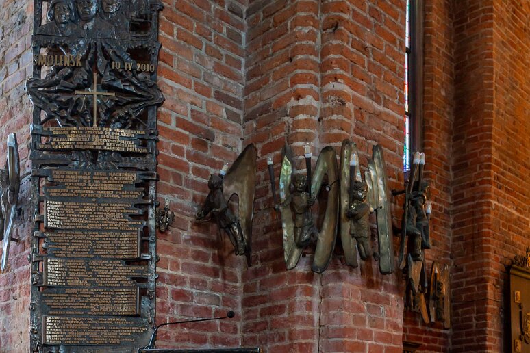 DSC_3410 Eglise Ste Brigitte, monument aux vicimes de l'accident d'avion de Smolesnk du 10 avril 2010 qui fit périr le président de la république et de très nombreux...
