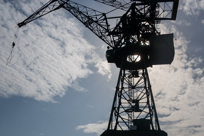 DSC_3448 Chantier naval de Gdansk. La Grue N°3 (fabriquée en RDA 1962). Utilisée pour tranférer des pièces de motorisation de navire de l'atelier vers la cale, grue...
