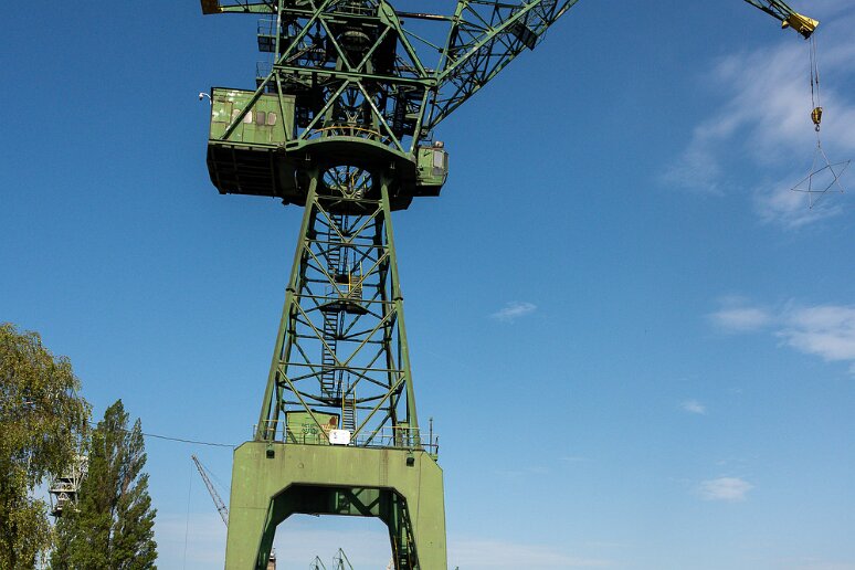 DSC_3451 Chantier naval de Gdansk. La Grue N°3 (fabriquée en RDA 1962). Utilisée pour tranférer des pièces de motorisation de navire de l'atelier vers la cale, grue...