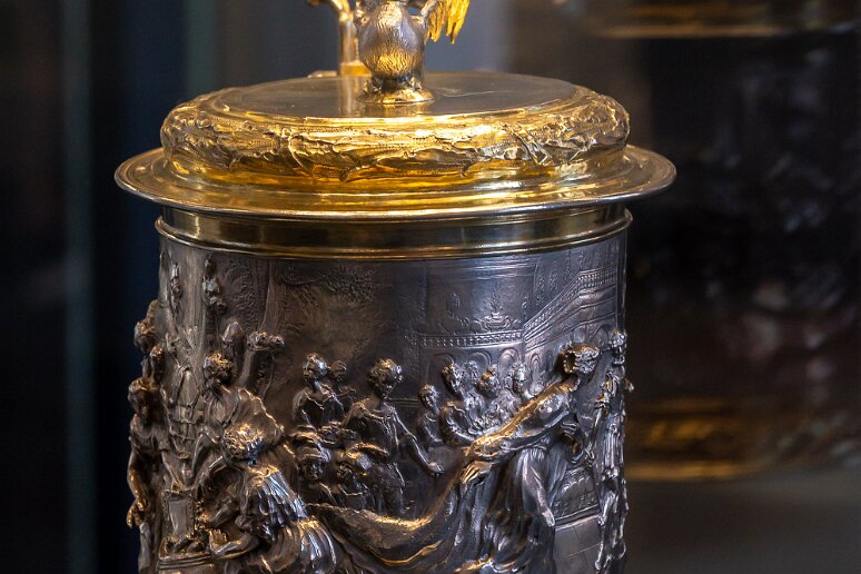 DSC_3672 Musée national, mug avec la reine de Saba apportant des cadeaux lors d'une audience avec le roi Salomon,argent ciselé, fin XVIIe s