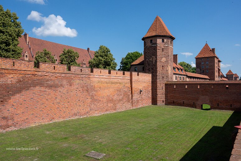 DSC_3081 Chateau de Malbork, fossés et fortifications du chateau bas.