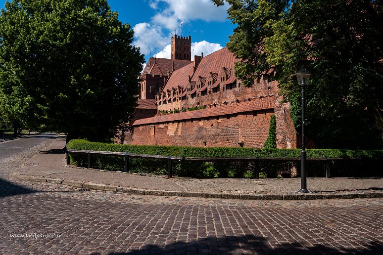 DSC_3086 Chateau de Malbork, vue sur le chateau moyen, les douves et le bâtiment abritant le musée d'ambre
