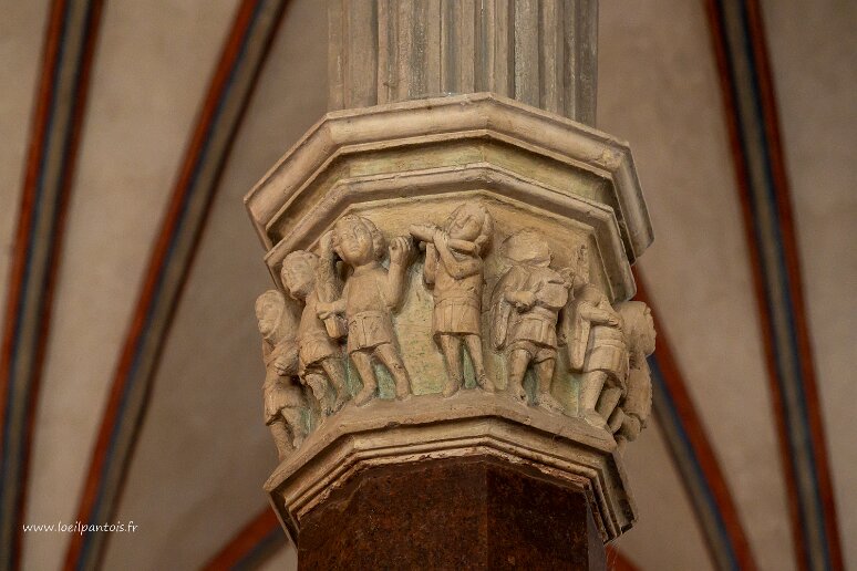 DSC_3107 Chateau de Malbork, salle du grand réfectoire, chapiteau de l'une des trois colonnes