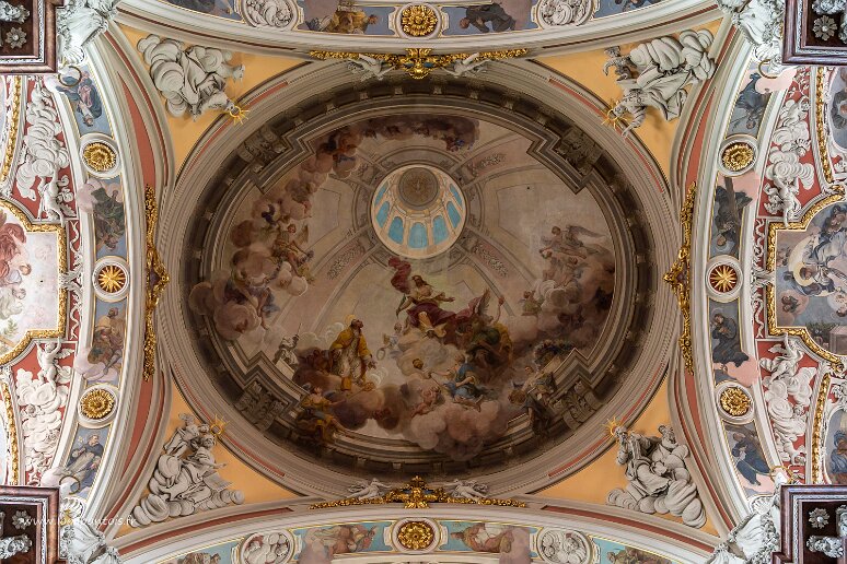 DSC_3945 Basilique Notre Dame du perpétuel secours, coupole illusoire peinte en 1949 par Stanisław Wróblewski pour remplacer l'apothéose de la Ste trinité, détruite.