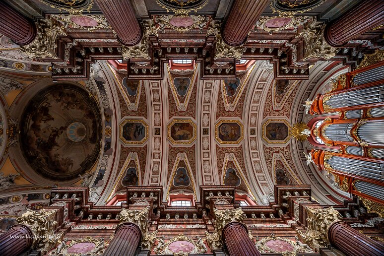 DSC_3947 Basilique Notre Dame du perpétuel secours, plafond de la nef. les 3 scènes de droite représentent la vie de saint Stanislas, évêque et martyr, peintes par Karol...