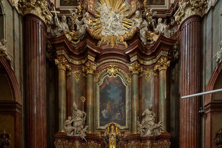 DSC_3950 Basilique Notre Dame du perpétuel secours,le maitre autel de Pompeo Ferrari (1660-1736). A gauche statue de la résurrection de Piotrowin par St Stanislas (même...