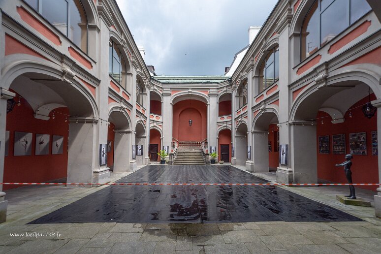 DSC_3957 Ecole de ballet Olga Sławska-Lipczyńska (danseuse celèbre 1915-1991) ex collège jésuite dans sa construction du milieu du XVIIIe s.. Batiment sérieusement...