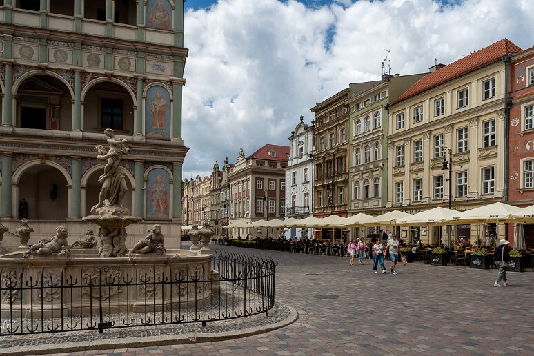 DSC_3987 Place du vieux marché avec, au 1er plan, la fontaine de l'enlèvement de Proserpine, 1766, Augustyn Schepps. Proserpine, fille de Jupiter et de Cérès est enlevée...