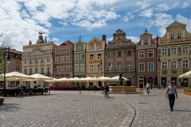 DSC_3989 Place du vieux marché, côté ouest avec, à gauche, surmonté d'un aigle, le palais Dzialynski du XVIIIe s pour un grand maréchal de Lituanie, et à droite la...