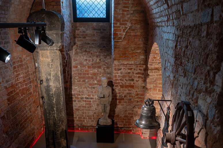 DSC_4011 Sous-sol de l'hotel de ville, loge du tribunal, créée en 1584. Elle permettait aux juges de surveiller et controler les tortures et supplices infligés dans la...