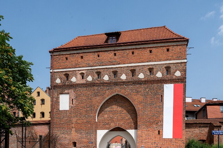 DSC_3770 Porte du monastère (brama Klasztorna), aussi appelée porte du St esprit, construite au XIV e dans les éléments de défense de la ville. Convertie en habitation...