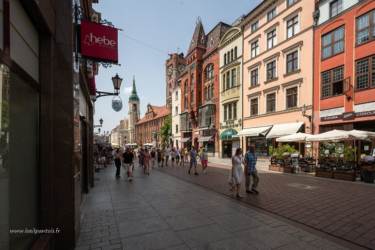 DSC_3794 Rue szeroka, au 46, maison de brique néogothique de 1891. Une plaque honore Hirsz Kaliszer ; 1795-1874, rabin de Torun à partir de 1824 et pionnier du sionisme.