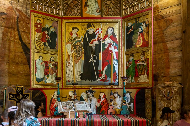 DSC_1533 Eglise St Léonard (XVe s, classée UNESCO) à Lipnica Murowana: autel du début du XVIe s: au centre du triptyque: Saint. Léonard, le saint patron de l'église, sur...