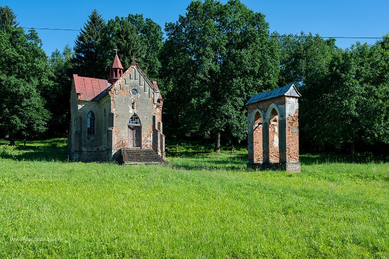 DSC_1538 Chapelle funéraire néo-gothique (1905) de la famille Trzcinski, derniers propriétaires du village de Wolodz.