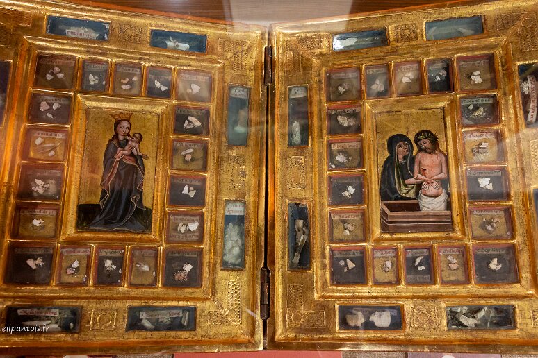 DSC_1898 Reliquaire diptyque de Cracovie, vers 1450, Vierge à l'enfant à gauche et Miséricorde du Seigneur à droite