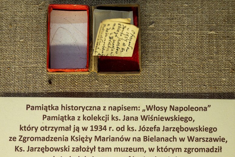 DSC_1901 Souvenir historique inattendu, un cheveu de Napoléon 1er!!!