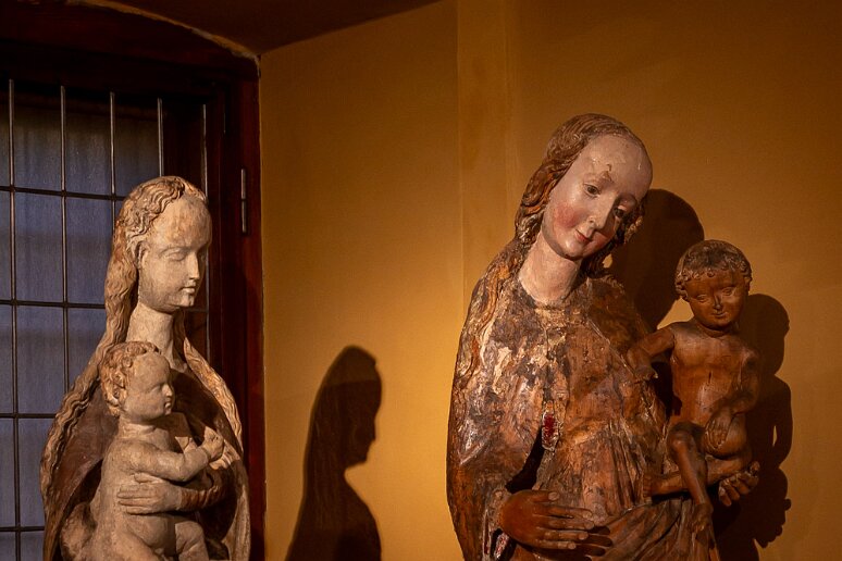 DSC_1918 Vierge Marie à l'enfant: - à G: petite Pologne XV-XVIe s - à D: Koprzywnica, 1500