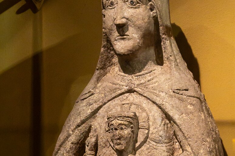 DSC_1937 Vierge à l'enfant en grès du XIIIe s. Noter les yeux aux pupilles garnies de métal et la robe à larges manches typique de l'époque. Influences bourguignonnes ou...