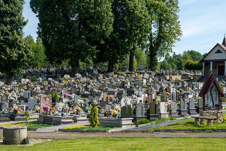 DSC_1754 Cimetière de Blizne. Dans la plupart des cimetières polonais, les tombes sont couvertes de fleurs artificielles et de lanternes funéraires. La crémation, bien...