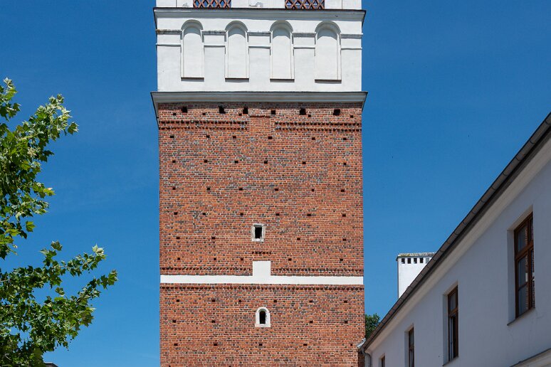 DSC_1766 La porte d'Opatow (Brama opatowska), seule survivante des 4 portes de l'enceinte, construites au XIVe s par Casimir le grand