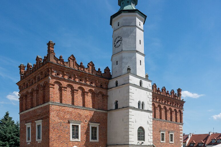 DSC_1780 Hôtel de ville de Sandomierz (XIVe s) sur le Ryneck. La tour de l'horloge a été ajoutée au XVIIe s