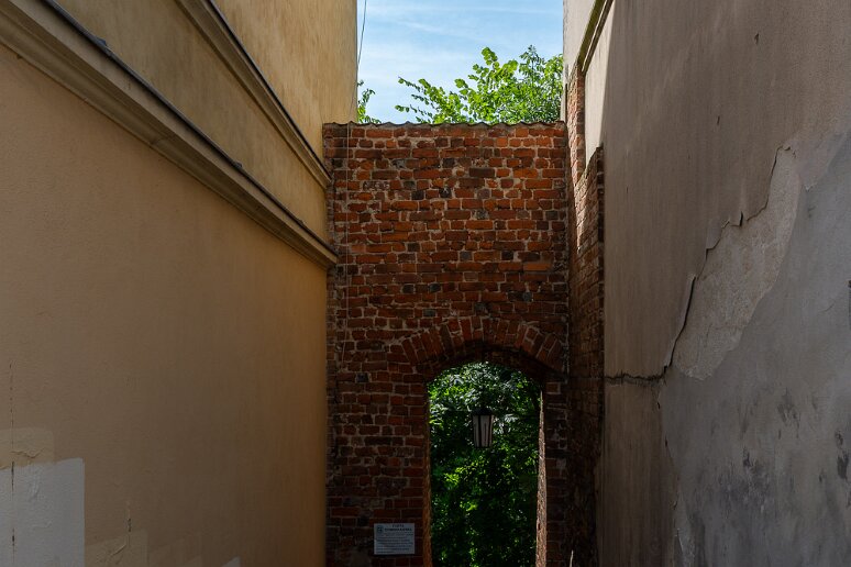 DSC_1785 Porte dominicaine (ou chas de l'aiguille). Cette petite porte permettait de relier deux monastères situés de part et d'autre des remparts.