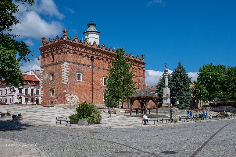 DSC_1951 Statue en pierre de la Vierge Immaculée de 1776 devant l'hôtel de Ville