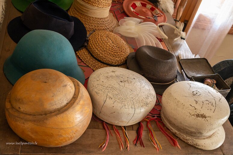 DSC_1581 Musée d'architecture populaire de Sanok, dans la maison du tailleur, formes à chapeaux