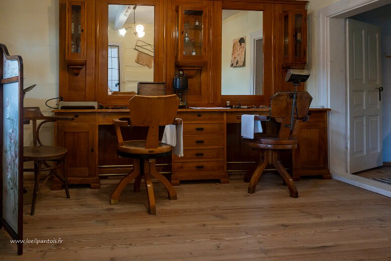 DSC_1582 Musée d'architecture populaire de Sanok, salon de coiffeur (fin XIXe)