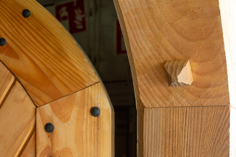 DSC_1592 Musée d'architecture populaire de Sanok, Mezouzah, objet de culte, placé en biais sur le chambranle des portes d'entrée des maisons juives. L'inclinaison est un...